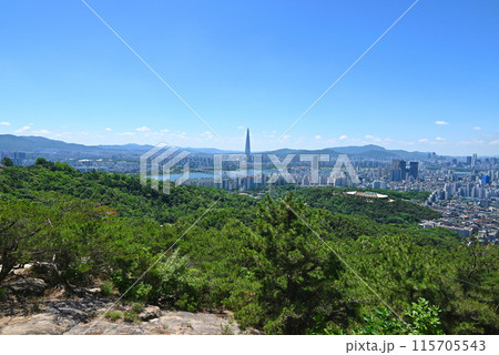 峨嵯山(アチャサン)の山裾とソウルの風景【韓国/九里市】 峨嵯山(アチャサン)の山裾とソウルの風景【韓国/九里市】 115705543
