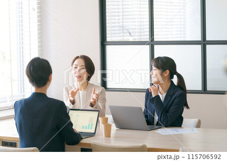 ミーティングする女性達 ミーティングする女性達 115706592