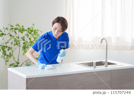 キッチンを掃除する清掃業者の女性スタッフ（ハウスクリーニング・家事代行） 115707249