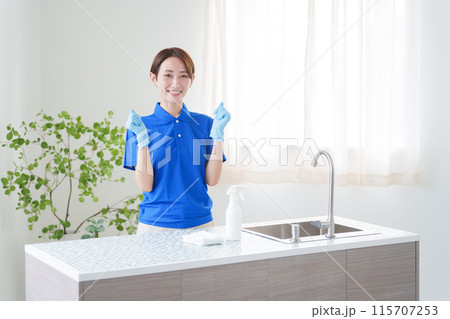 キッチンを掃除する清掃業者の女性スタッフ（ハウスクリーニング・家事代行） 115707253