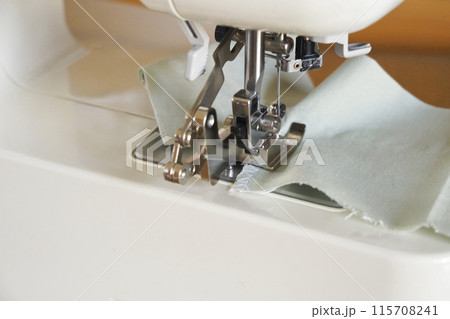 家庭用ミシンのサイドカッター押えの後ろ側 115708241