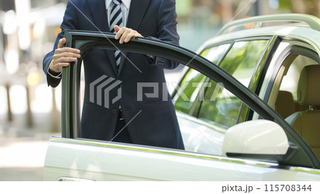 運転するスーツの若い男性 運転するスーツの若い男性 115708344