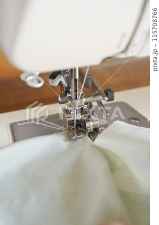 家庭用ミシンのサイドカッター押え 115708766