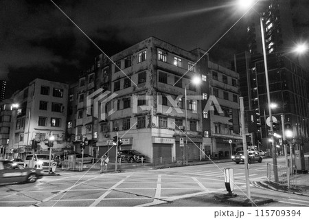 都会の夜に映える古い建物 115709394