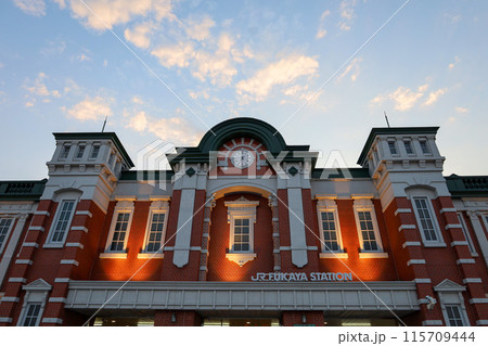 JR深谷駅駅舎の夕景 115709444