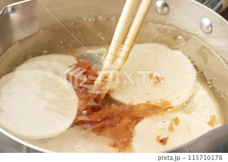 うめ流し 大根の煮物 梅干しを入れる うめ流し 大根の煮物 梅干しを入れる 115710178