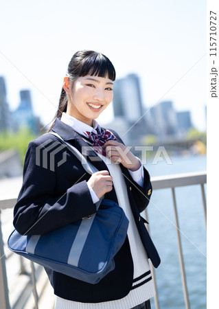 制服を着た女子高生 115710727