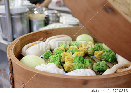 Chinese steamed dumpling in a wooden steamer 115710818