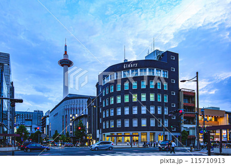 京都、烏丸七条からの京都タワー 115710913