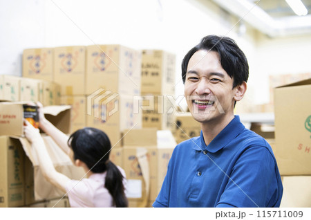 倉庫で働く若い男性 倉庫で働く若い男性 115711009