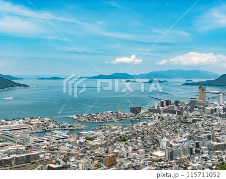 瀬戸内海の見える風景 香川県高松市の街並み 瀬戸内海の見える風景 香川県高松市の街並み 115711052