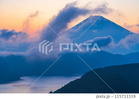 【神奈川県】箱根から、梅雨の晴れ間・雲間から顔を出した富士山　夕景 115711319