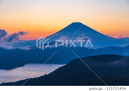 【神奈川県】箱根から、梅雨の晴れ間の富士山 夕景 【神奈川県】箱根から、梅雨の晴れ間の富士山 夕景 115711454