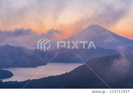 【神奈川県】箱根から、梅雨の晴れ間の富士山 夕景 【神奈川県】箱根から、梅雨の晴れ間の富士山 夕景 115711457