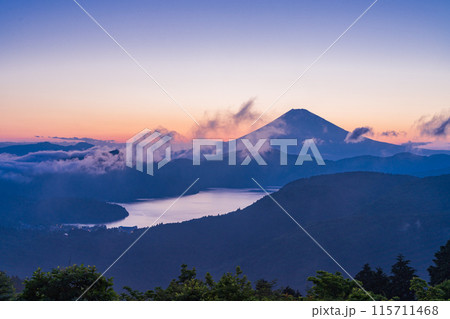 【神奈川県】箱根から、梅雨の晴れ間の富士山　夕景 115711468