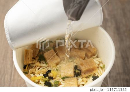 カップ麺 きつねうどん お湯を注ぐ カップ麺 きつねうどん お湯を注ぐ 115711585