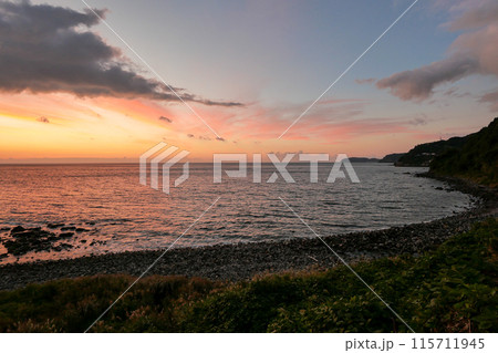 神奈川県　小田原市　真鶴PAから相模湾の朝日 115711945