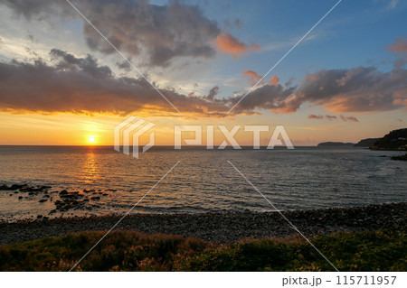 神奈川県　小田原市　真鶴PAから相模湾の朝日 115711957