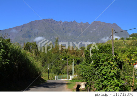 フランス海外県レユニオン島　世界自然遺産のサラジー圏谷の拠点サラジー村周辺の山の景色 115712376