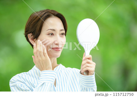 タイトル 新緑の中にいる女性　ビューティー 115712750