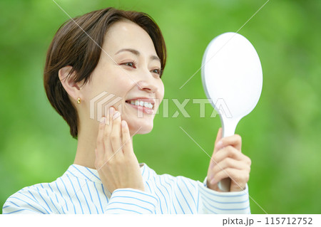 タイトル 新緑の中にいる女性 ビューティー タイトル 新緑の中にいる女性 ビューティー 115712752