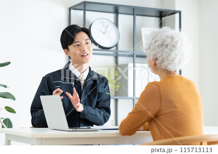 シニアの女性に営業する工務店の若い男性 シニアの女性に営業する工務店の若い男性 115713113