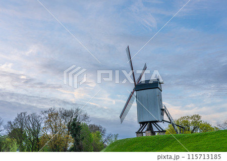 ベルギー　ブルージュ　風車　夕方 115713185