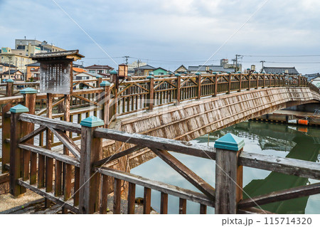 街並みを見る山居橋 115714320