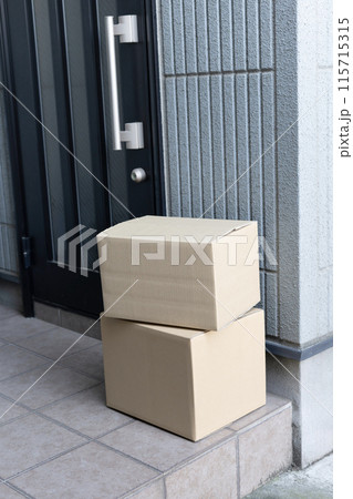 置き配 宅急便 配達 家 玄関 荷物 ダンボール 置き配 宅急便 配達 家 玄関 荷物 ダンボール 115715315