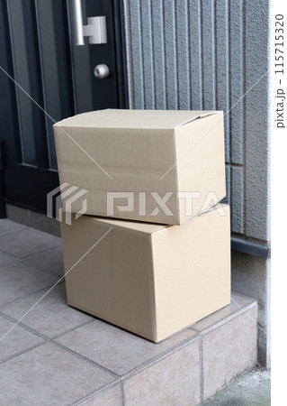 置き配 宅急便 配達 家 玄関 荷物 ダンボール 置き配 宅急便 配達 家 玄関 荷物 ダンボール 115715320