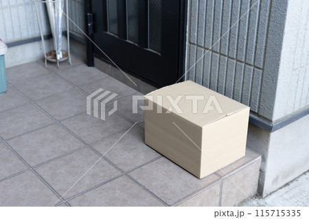 置き配 宅急便 配達 家 玄関 荷物 ダンボール 置き配 宅急便 配達 家 玄関 荷物 ダンボール 115715335