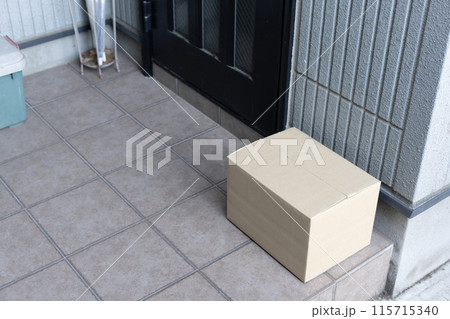 置き配　宅急便　配達　家　玄関　荷物　ダンボール 115715340