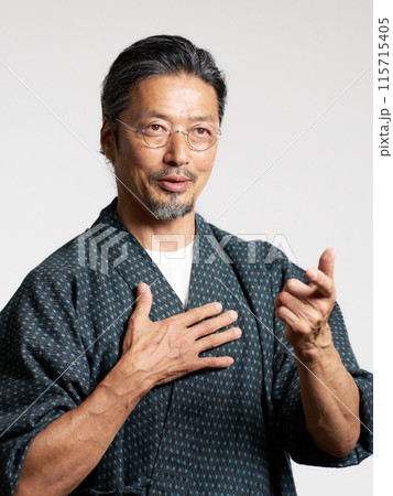 胸に手をあてながら話をする和服の男性 シニア 職人 イメージ 胸に手をあてながら話をする和服の男性 シニア 職人 イメージ 115715405