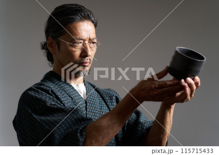 陶磁器を見つめる和服の男性　陶芸家　鑑定家　イメージ 115715433