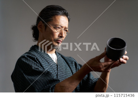 陶磁器を見つめる和服の男性 陶芸家 鑑定家 イメージ 陶磁器を見つめる和服の男性 陶芸家 鑑定家 イメージ 115715436