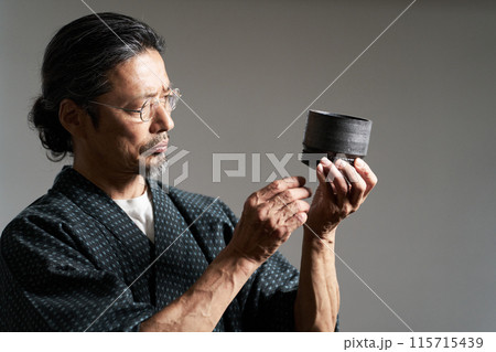 陶磁器を見つめる和服の男性　陶芸家　鑑定家　イメージ 115715439