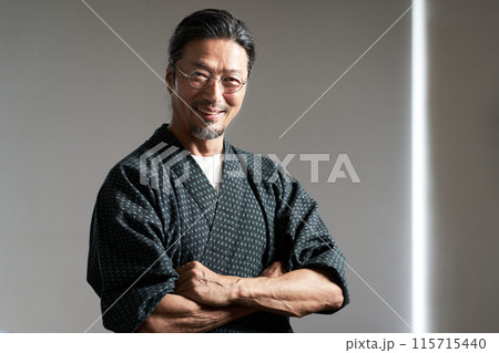 笑顔で視線を向ける和服の男性　シニア　職人　イメージ 115715440