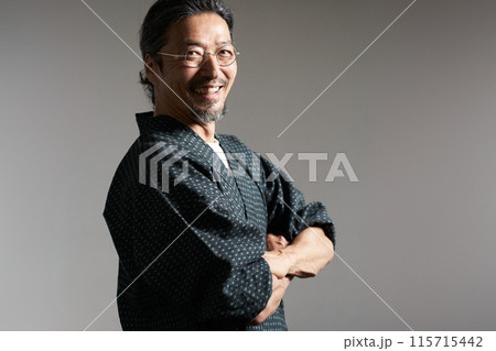 笑顔で視線を向ける和服の男性 シニア 職人 イメージ 笑顔で視線を向ける和服の男性 シニア 職人 イメージ 115715442