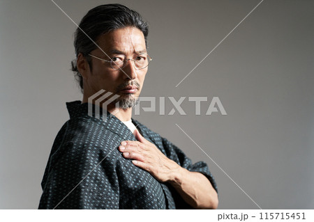 視線を向ける作務衣の男性　シニア　職人　イメージ 115715451