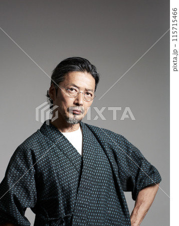 作務衣を着た男性のポートレート　シニア　職人　イメージ 115715466