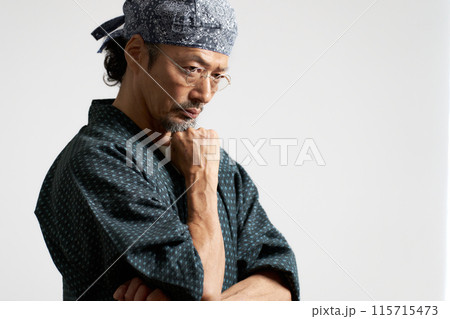腕組みをする作務衣の男性　シニア　職人　イメージ 115715473