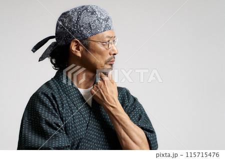 作務衣を着た男性の横顔　シニア　職人　イメージ 115715476