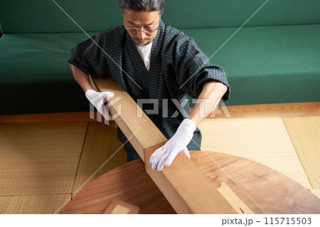 掛軸の箱を開ける和服の男性　鑑定士　古物商　収集家　イメージ 115715503