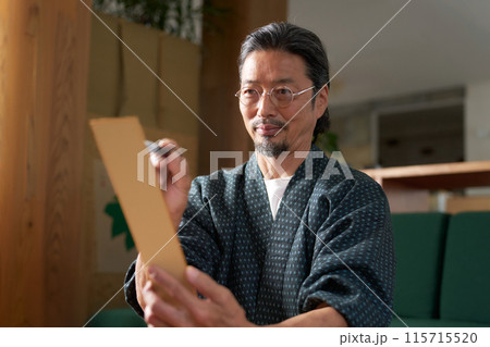 短冊に文字を書く和服の男性 短冊に文字を書く和服の男性 115715520