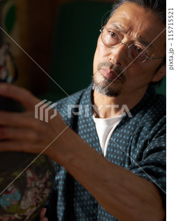 真剣な表情で壺を見つめる和服の男性　鑑定士　古物商　収集家　イメージ 115715521