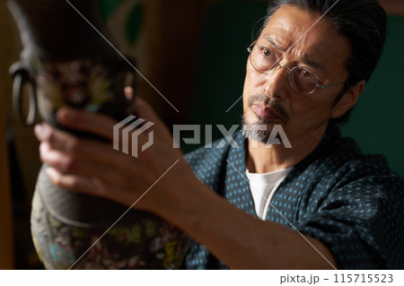真剣な表情で壺を見つめる和服の男性　鑑定士　古物商　収集家　イメージ 115715523