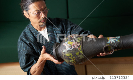 銅壺を手に取って確認する和服の男性　鑑定士　古物商　収集家　イメージ 115715524