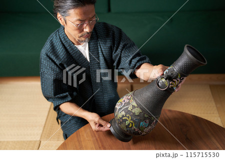 銅壺を手に取って確認する和服の男性　鑑定士　古物商　収集家　イメージ 115715530