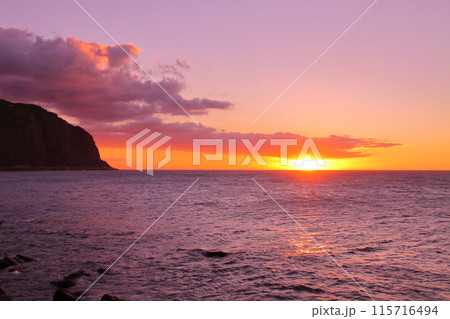フランス海外県レユニオン島の中心都市サンドニの海岸からインド洋の日没と夕焼けの景色 115716494