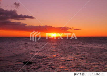 フランス海外県レユニオン島の中心都市サンドニの海岸からインド洋の日没と夕焼けの景色 115716498